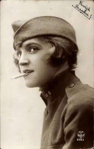 Ak Frau in Uniform, Portrait, Zigarette