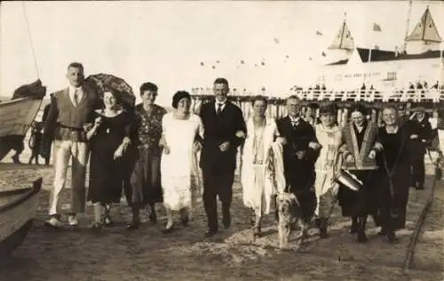 Foto Ak Ostseebad Ahlbeck Heringsdorf auf Usedom, Gruppe am Strand, Seebrücke, Hund