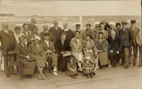 Foto Ak Ostseebad Ahlbeck Heringsdorf auf Usedom, Gruppenbild bei Sturm auf der Seebrücke