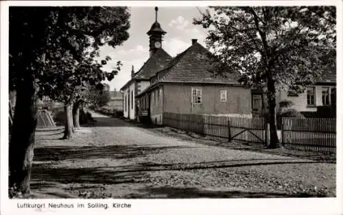Ak Neuhaus im Solling Holzminden in Niedersachsen, Kirche, Straßenpartie