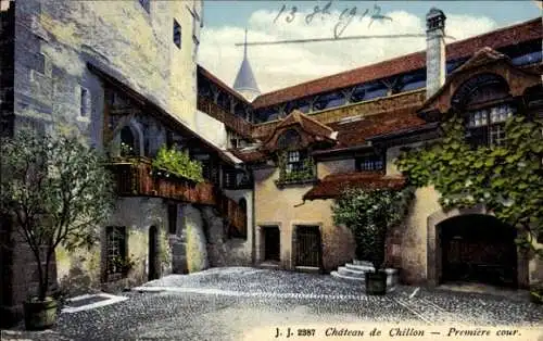 Ak Chillon Montreux Kanton Waadt, Innenhof vom Schloss