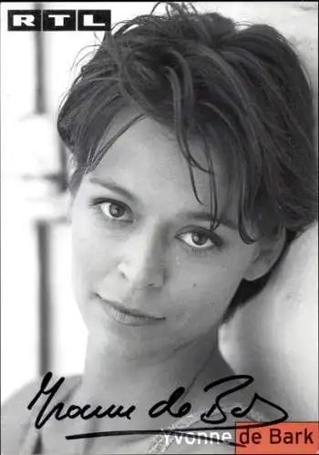 Ak Schauspielerin Yvonne de Bark, Portrait, Autogramm