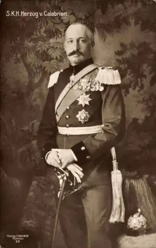 Ak S.K.H. Herzog Ferdinand von Calabrien, Uniform, Säbel