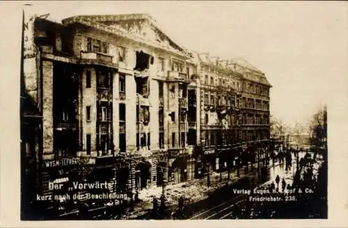 Foto Ak Berlin, Verlagsgebäude des Vorwärts kurz nach der Beschießung, Straßenkämpfe 1919