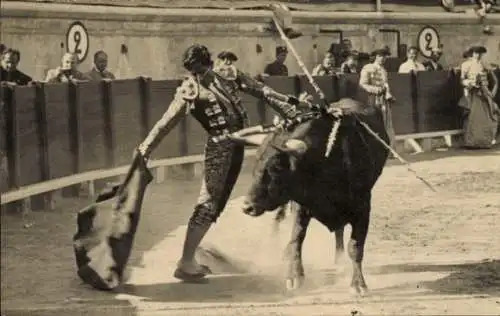 Foto Ak Stierkampf, Torero, Stier-Angriff, Arena, Tuch, Zuschauer