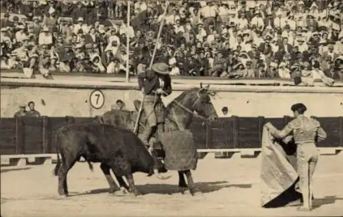 Foto Ak Stierkampf, Torero, Arena, Tuch, Zuschauer