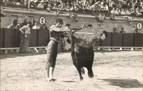 Foto Ak Stierkampf, Torero, Arena, Tuch, Zuschauer