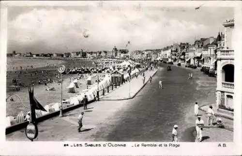 Ak Les Sables d'Olonne Vendée, Le Remblai et la Plage