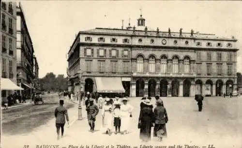 Ak Bayonne Pyrénées Atlantiques, Place de la Liberte et le Theatre