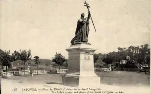 Ak Bayonne Pyrénées Atlantiques, Place du Reduit et statue du cardinal Lavigerie
