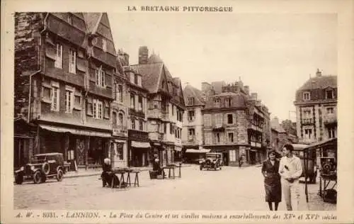 Ak Lannion Côtes d’Armor, La Place du Centre et ses vieilles maisons a encorbellements