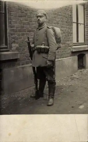 Foto Ak Deutscher Soldat in Uniform, Standportrait