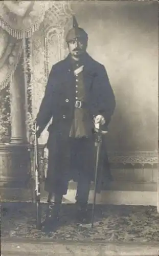 Foto Ak Deutscher Soldat in Uniform, Mantel, Pickelhaube, Standportrait