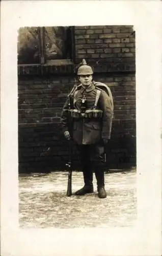 Foto Ak Deutscher Soldat in Uniform, Standportrait mit Marschgepäck