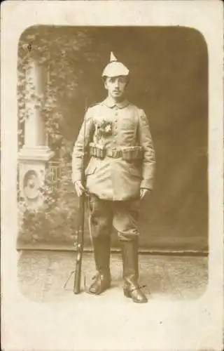 Foto Ak Deutscher Soldat in Uniform, Ausmarschfoto