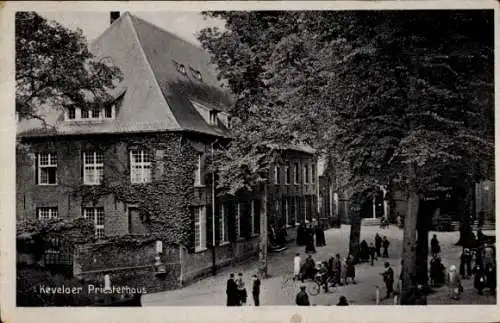 Ak Kevelaer am Niederrhein, Priesterhaus, Passanten