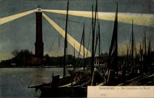 Ak Świnoujście Swinemünde Pommern, Leuchtturm bei Nacht