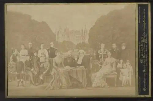 Cabinet Foto Großherzog Friedrich Franz II. von Mecklenburg-Schwerin im Kreise seiner Familie