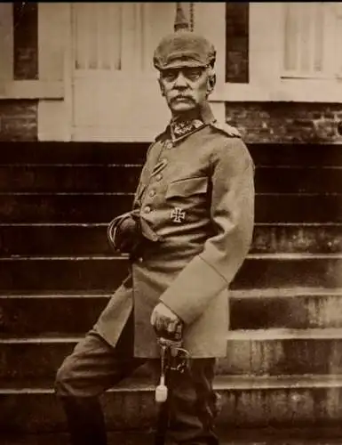 Ak Herzog Bernhard von Sachsen Meiningen, Standportrait in Uniform, Pickelhaube, Eisernes Kreuz