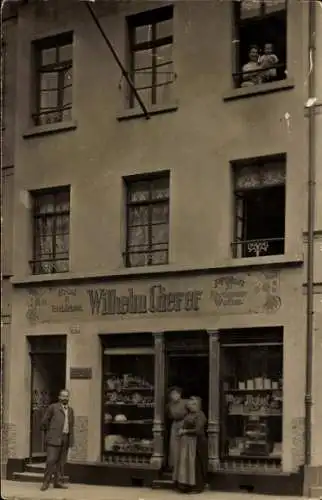 Foto Ak Geschäft Wilhelm Gierer, Bäckerei und Weinhandlung, Schaufenster, Anwohner