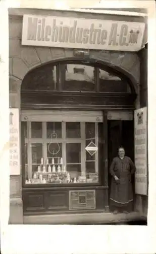 Foto Ak Wien, Geschäft der Milchindustrie AG, Schaufenster, Frau an der Tür