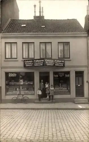 Foto Ak Hamburg?, Kolonialwarengeschäft Ernst Möller, Schaufenster, Reklameschilder Dixin, Persil
