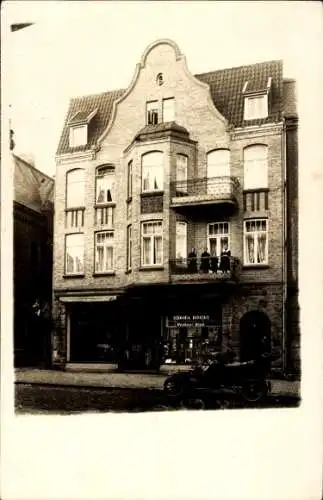 Foto Ak Hamburg Eimsbüttel?, Wohnhaus, Geschäft, Anwohner auf dem Balkon