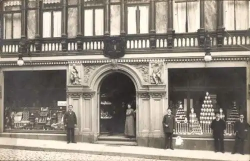 Foto Ak Geschäftshaus, Schaufenster, Eingangsportal