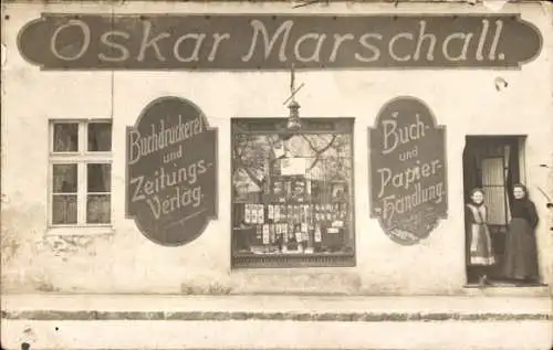 Foto Ak Geschäft Oskar Marschall, Buchhandlung, Buchdruckerei und Zeitungsverlag, Schaufenster