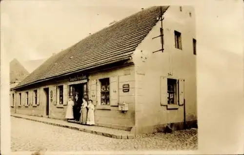 Foto Ak Geschäftshaus, Destillation und Branntwein-Brennerei, Postbriefkasten