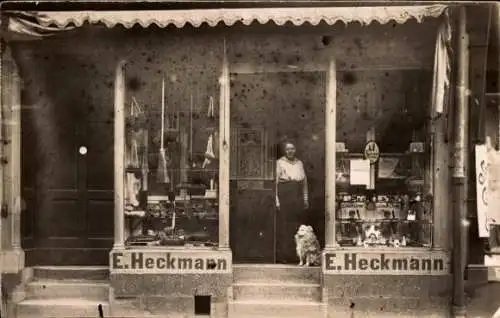 Foto Ak Geschäft E. Heckmann, Schaufenster, Frau mit Spitz an der Eingangstür