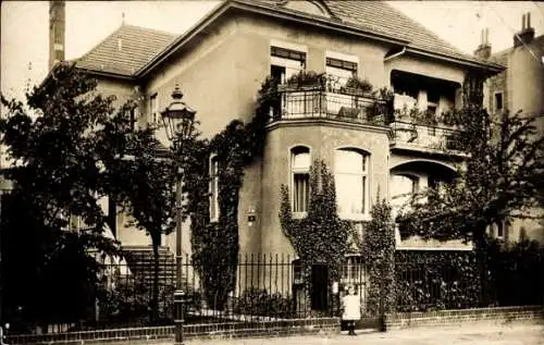 Foto Ak Berlin Charlottenburg, Villa, Mädchen