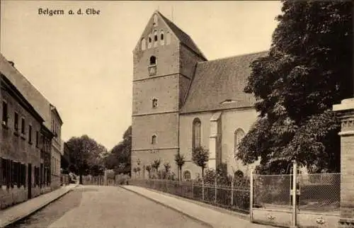 Ak Belgern an der Elbe, Kirche mit Toreinfahrt