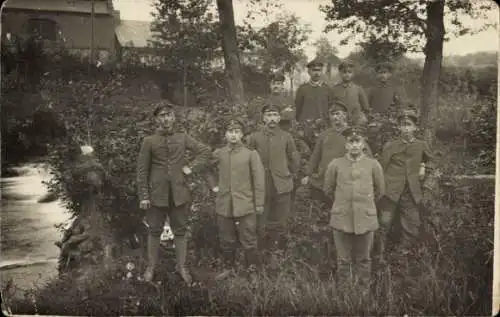 Foto Ak Deutsche Soldaten in Uniformen, Gruppenaufnahme