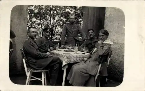 Foto Ak Deutsche Soldaten in Uniformen und Frau an einem Tisch
