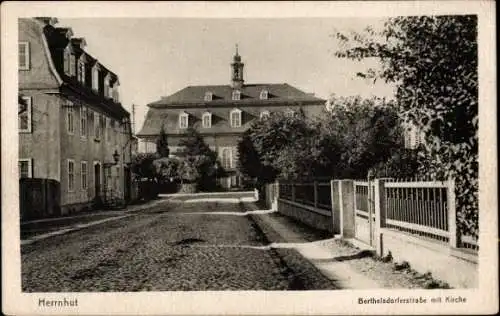 Ak Herrnhut in Sachsen, Bertelsdorfer Straße mit Kirche