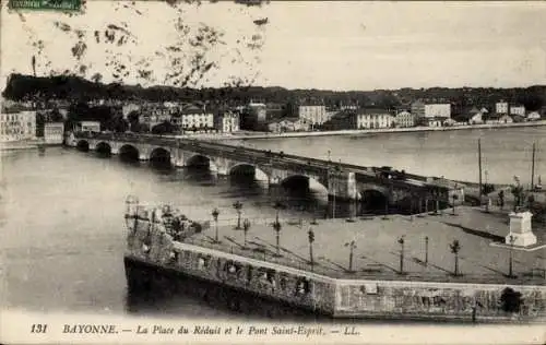 Ak Bayonne Pyrénées Atlantiques, Place de Reduit, Pont Saint-Esprit