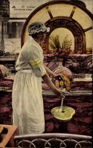 Ak Vichy Allier, Donneuse d'eau