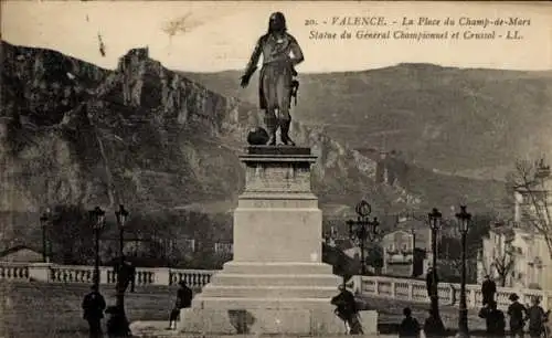 Ak Valence Drôme, Le Place du Champ-de-Mars, Statue du General Championnet et Crussol