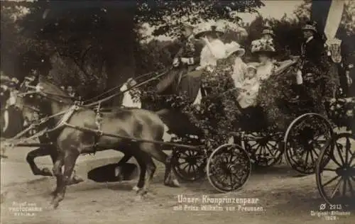 Ak Kronprinzenpaar mit Prinz Wilhelm von Preußen, geschmückte Kutsche