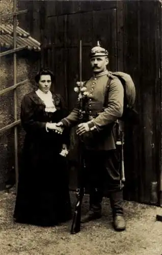 Foto Ak Deutscher Soldat in Uniform mit Frau, Ausmarschfoto, I WK