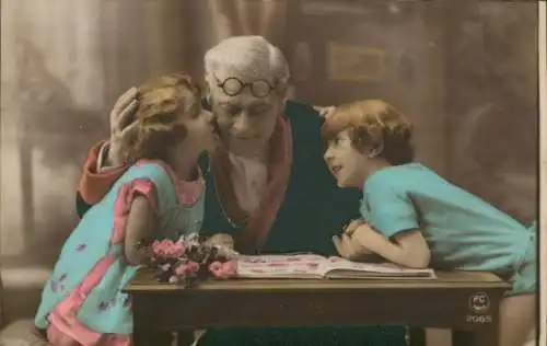 Mechanische Ak Opa mit seinen Enkelkindern am Tisch, Buch