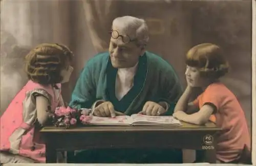 Mechanische Ak Opa mit seinen Enkelkindern am Tisch, Buch