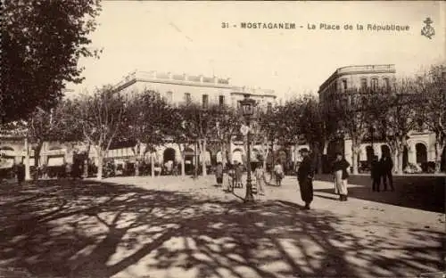 Ak Mostaganem Algerien, La Place de la Republique, Blick auf einen Platz
