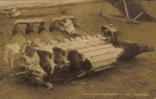 Foto Ak Motor eines abgeschossenen französischen Flugzeuges, I WK