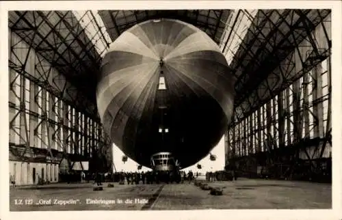 Ak Friedrichshafen am Bodensee, Luftschiff LZ 127 Graf Zeppelin, Einbringen in die Luftschiffhalle