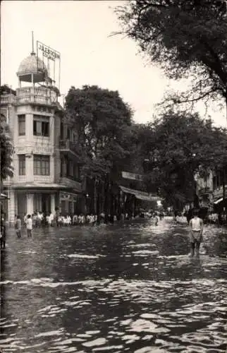 Ak Pnom Penh Kambodscha, Überschwemmungen 1953, gelegen in der Rue Rousseau „au Petit Paris“