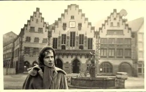 Foto Ak Frankfurt am Main, Römer, Brunnen, Frauenportrait