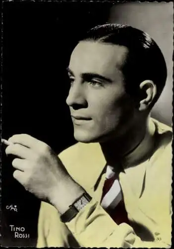 Ak Schauspieler Tino Rossi, Portrait, Zigarette rauchend, Armbanduhr
