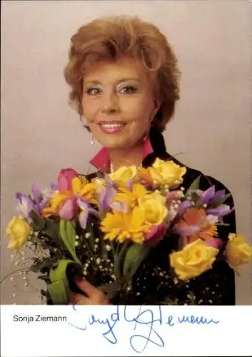 Ak Schauspielerin Sonja Ziemann, Blumenstrauß, Portrait, Autogramm
